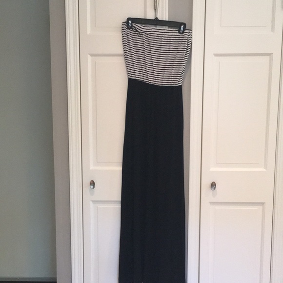 En Creme Dresses & Skirts - en creme black & white maxi dress. NWOT